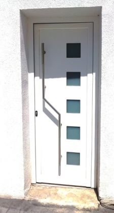 Puerta de aluminio para entrada de vivienda lacado blanco con panel decorativo