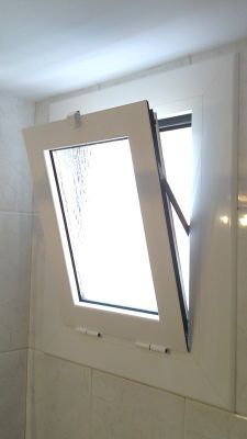Ventana abatible de aluminio