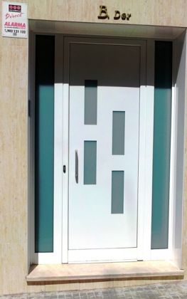 Puerta de aluminio para entrada de vivienda