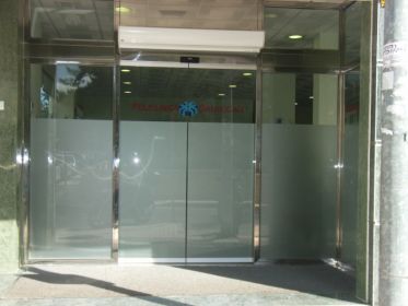 Puerta automática de aluminio corredera 2 hojas más fijos laterales