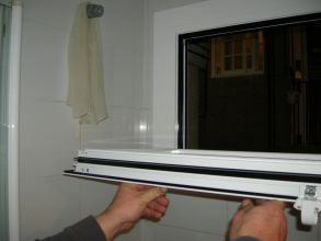 Ventana abatible de aluminio
