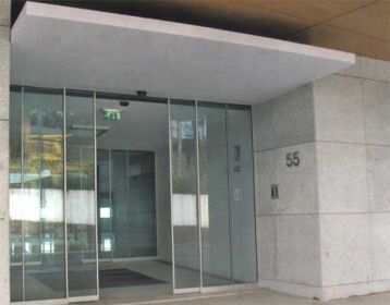 Puerta automática de aluminio corredera 2 hojas más fijos laterales