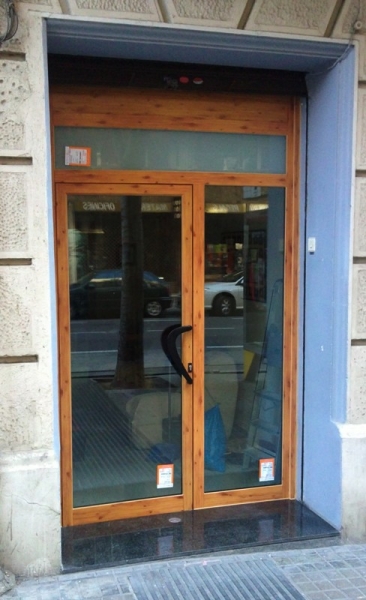 Puerta de aluminio para comunidades