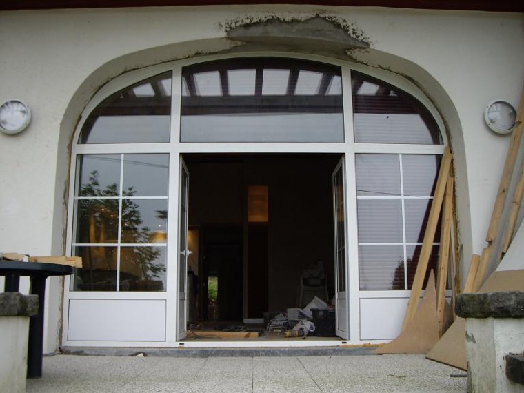 Ventana de aluminio con fijo oval superior y laterales