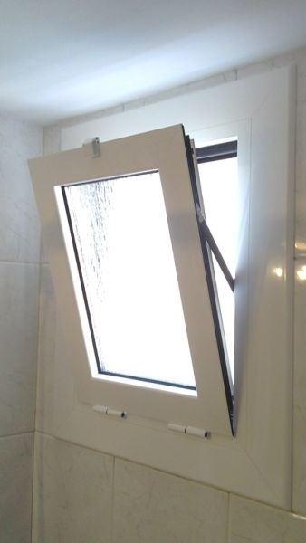 Ventana abatible de aluminio